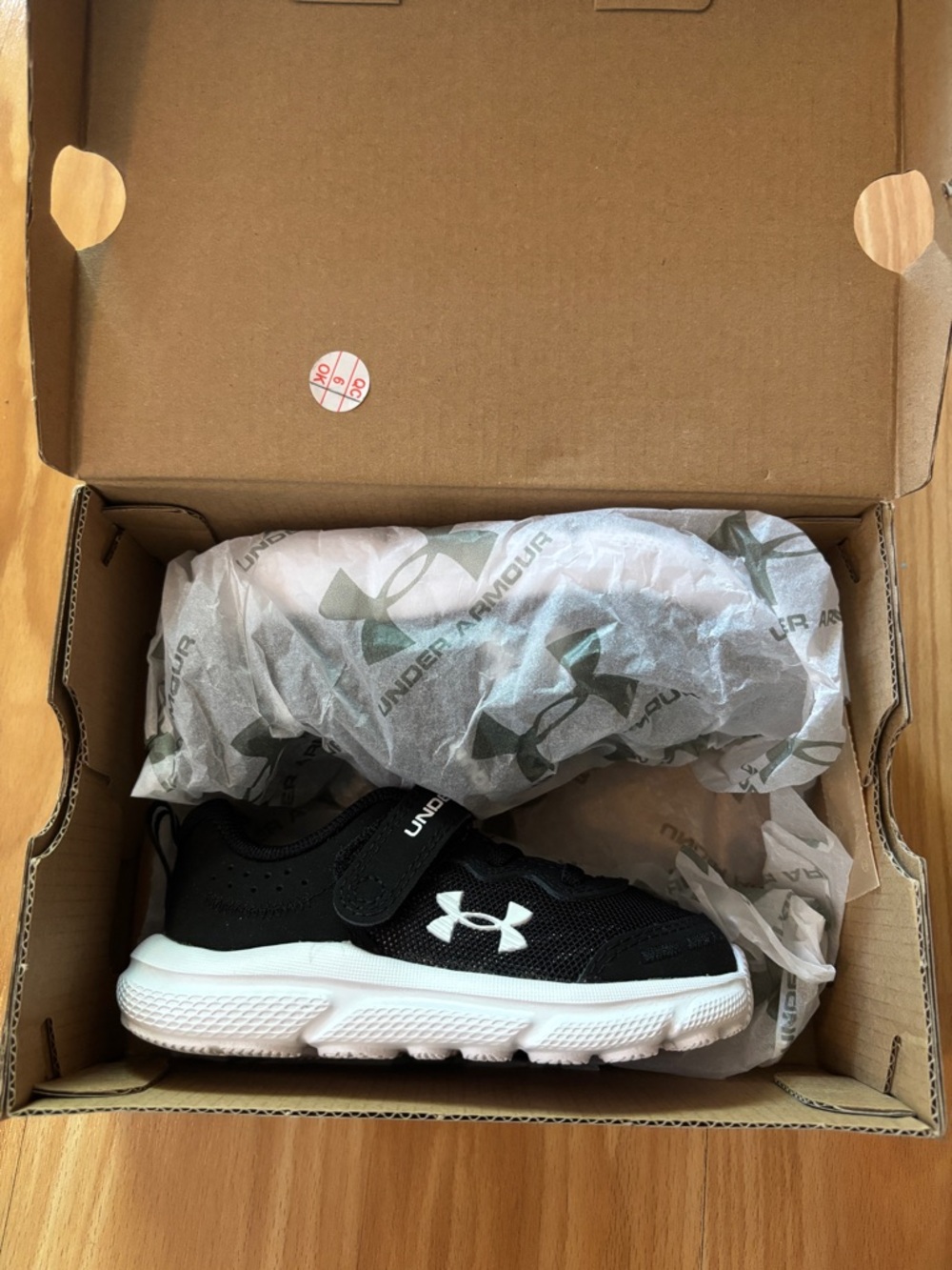 NWT Under Armour Kids Black and White Athletic Sneakers 6K